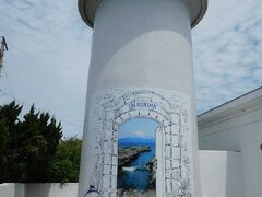 灯台に到着。
お洒落なデザインで城ヶ島のイラストが描かれた灯台でした。
写真撮影スポットですね！