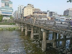 知人と三条で待ち合わせしていたが、時間に余裕があるので少し散策したが、まず歩いたのが三条大橋。東海道五十三次の起点ともなる橋だ。三条大橋は一番初めに室町時代に架けられ、その後何度か架け替えられているが、現在の橋は1950年（昭和25年）に架けられたものだ。