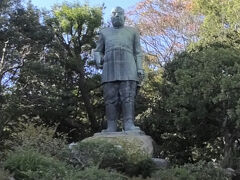 照国神社を後にして、またタクシーに乗りました。
タクシーの窓から西郷隆盛像を撮影。
周りでは修学旅行の生徒がたくさん写真を撮っていました。