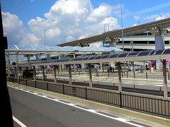 空港からリムジンバスで京都へ向かいます。

京都駅八条口まで所要65分、1340円。切符を券売機購入でも、ICカード乗車でもOK。乗る人も少なく、空いてて良かった～^^

京都駅からは地下鉄烏丸線に乗り換え「国際会館」へ。国際会館からは大原行きのバスに乗って「八瀬駅前」で下車。