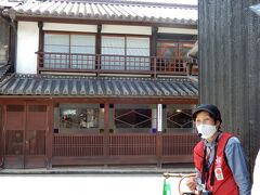 魚屋萬蔵宅
　いろは丸沈没事件の賠償交渉がここで行われました。
　龍馬が鞆の浦に滞在したのは4日間だけで、交渉の場は長崎に移ります。
　この際、「鉄砲400丁や金塊などの積荷が沈んだ」として8万両（約25億円～42億円）を要求し、7万両で決着がつきます。
　このお金は「支払われていないのでは」という説もありましたが、支払われた証拠が見つかったそうです。
　しかしながら、この直後に近江屋事件で龍馬は暗殺されます。このお金を誰がどう使ったは分かっていないと――
　ガイドさんによると、海援隊の金庫番だった岩崎弥太郎が怪しいと――
　そのお金で三菱を創業したのではないかと、そう睨んでいるそうです。