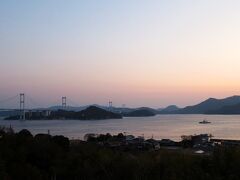 朝焼けの来島海峡大橋。
