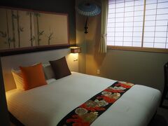 祇園四条駅から徒歩9分ほど。宿泊するのは京都インギオン2号館。

初めは大浴場がある朝食付のホテルを予約していたけど、人と接触せず、ただ泊まるだけの方がいいかと考えて、じゃらんから予約。

女性限定プランで、モデレートダブルのシングルユースが3600円って…安すぎません？！料金はチェックイン時に先払いでした。部屋は綺麗だし、泊まるだけでいいなら、コスパ最高♪