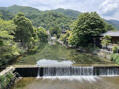 嵐山駅を出たところ。涼やかな景色だけど、暑い…。