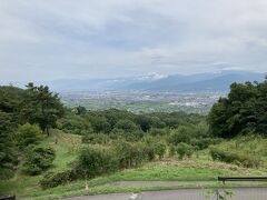 さらに登っていくと展望台があります。
結構登ってきました。
天気がよければいい眺めだと思います。
菅平や志賀高原方面が見えます。
