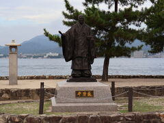 平清盛像がお出迎えをしてくれます。
厳島神社を作った人物という事もあって、ここはゆかりの地です。