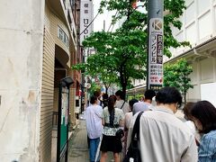 やって来たのは、歌舞伎座のすぐ横にある喫茶店YOUなんですが・・・開店とほぼ同時に来たのに、何じゃ～この行列は!

昔ながらの喫茶店であるYOUは、オムライスがとにかく有名で、色々な芸能人(歌舞伎役者さんなども)もこぞって訪れるお店なんです。　かなり前(私がまだ東京に住んでた頃)、何度か来た事あり、懐かしくなって再訪してみたのですが開店と同時に来てこの行列(勿論、店内は既に満席)という事は、1番最初に来た人は、一体開店のどのくらい前から並んでたの?!って感じ…。　ただでさえ有名なのに、取材も断らないお店だからか、定期的にテレビ番組などでも紹介されるみたいで、お盆休み中という事もあって、この行列だったみたいです。

YOUのオムライス食べたかったけれど、待ってる時間が勿体ないのでさっさと諦めて別の店に行こうと思います。