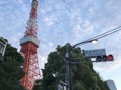 東京タワー下。