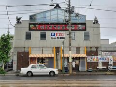 いつもは函館での朝食を、函館駅前の朝市で食べるのですが・・・

今回は行ったことがなかった「函館自由市場」を訪れてみました。