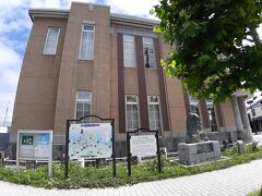 この碑がある場所が、旧函館西警察署庁舎の前。