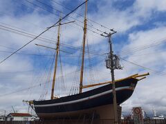 旧函館西警察署庁舎から少し海側に出ると、日本初の西洋式帆船・函館丸のレプリカが展示されていました。