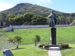 ペリーの来航記念碑も、函館山をバックにして建っています。