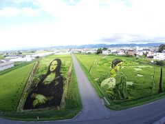 田舎館村役場の屋上が、第１田んぼアートの展望台。

２０２２年のテーマは「モナリザと湖畔」

左は１５年ぶりに田んぼアートで復活したモナリザ。
右は近代日本洋画の父である黒田清輝が手掛け、国の重要文化財に指定されている「湖畔」です。