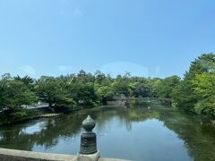 ここ数か月、出張で松山、高知、松江、岡山とお城のある街ばかり巡っているのに面倒で１つもお城を見に行ってなくて、今回もバスからこんなサイズで見たのみ…松江城。名城だそうです。