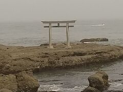 大洗磯前神社の階段を降りて海方向にまっすぐいくと神磯鳥居に着きます