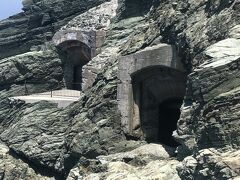 判りづらいけどこの洞窟は、洞窟式砲台跡（佐田岬第四砲台）です。

太平洋戦争末期に築かれた帝国陸軍・豊予要塞の穹窖砲台（きゅうこうほうだい）のひとつで、内部が公開されてるけど立ち寄らず(^_^;)