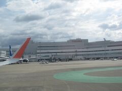　福岡空港到着です。
　空港の北寄りの第２ターミナルＤに駐機です。