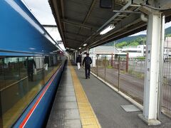 御殿場線・松田駅の１番線着。ここで乗務員が小田急からＪＲに交代。
かつては、小田急の乗務員が御殿場まで担当していたが、沼津駅まで乗り入れるようになったときからこの駅で交代するようになった。
