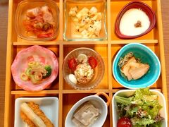 ３日目、最終日の朝。
楽しみにしていた、ホテルの朝食。
「銀座朝食ラボ」というお店で、宿泊客以外の方もいらっしゃいます。

ビュッフェ形式で、自分が食べたい小鉢を取って升に載せていきます。
思っていたより種類は少なかったけど、１皿１皿はとても凝っていて美味しい。
