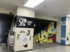 せんびる3・4号館を結ぶ連絡通路「SMP・船場ミューラルパーク」。
