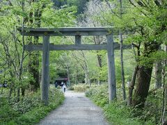 ●穂高神社奥宮＠上高地

15:37。
その前に、「穂高神社奥宮」にお参りしました。
「穂高神社」は安曇野の穂高にあり、ここはその奥宮。
更に、嶺宮が北アルプスの主峰奥穂高岳の頂上に祀られています。


