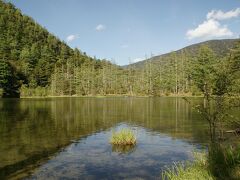 ●明神池＠穂高神社奥宮

大正池とも全く違う雰囲気があります。
とっても神々しい池です。
そもそも、明神地域は、昔から神々を祀る神聖な場所とされてきたそうです。
この場に立って、何となくその意味が分かる気もします。
