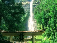 14：00頃、飛瀧神社に到着。滝が神々しい。