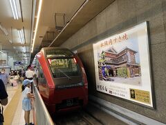 名古屋駅から近鉄特急ひのとりで出発。
ひのとりカッコいい。
予約が直前すぎて横並び2席は取れず。