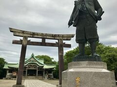 豊國神社に参拝してから、本丸へ。
御祭神
豊臣秀吉公・豊臣秀頼公・豊臣秀長卿
明治時代の創建

曇り空で、秀吉公の表情まで暗くなってしまいました。
