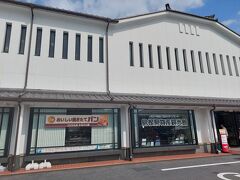 帰りはお城入り口の島根県物産観光館でお土産屋を買います。

何とここでさっき飲んだユズサイダーが売ってましたが、約150円でした。茶屋では倍の300円…(@_@。まぁそんなもんですよね。

