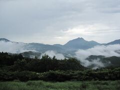 　続いて黒川温泉郷の散策に向かうため、引き続き「やまなみハイウェイ」を走行し、途中の絶景ポイント「蛇越展望台」で写真撮影。
　ここは、由布院盆地に広がる朝霧が見下ろせる絶景ポイント。
　当日は雲に覆われていました。
　正面に由布岳が見えます。
　ここは、昔々大蛇がこの峠を越えて湖（展望台近くの山下池）に帰って行ったという大蛇伝説から「蛇越峠」と名付けられたそうです。
