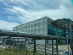 　定刻より５分はやく、30分で佐賀空港に到着。おや、いつの間にか国内線ターミナルも増築されていますね。