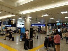 　駅にも、往来が復活していました。京成のスカイライナーは20分間隔のフル運行、JRの成田エクスプレスも半分以上が運行されています。
　第２ターミナルまで歩いて来る間に、スカイライナーのチケットレス特急券をスマホで購入しておいたので、窓口に立ち寄る必要はありません。
