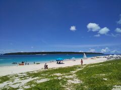 東洋一美しい砂浜と称される与那覇前浜。青い空の下、白い砂と青い海が広がっていいます。