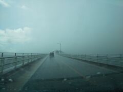 ゲリラ豪雨だった様で橋からの眺めを楽しむ事は出来ませんでした。宮古島の晴天が嘘の様に、伊良部島での豪雨に、余程局地的な雨雲だったのかと思います。