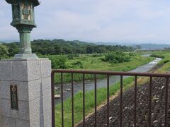 駅からすぐのところで笛吹川を渡ります

こちらの橋は「根津橋」と言うそう

ここ出身の東武鉄道元社長の根津嘉一郎氏が私費15万円を投じて造った橋だからだそうで､