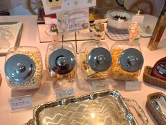 お腹が空いたので、スイーツバイキングをしました。スイーツバイキングはケーキやムース、ゼリーに加えて、１０種のアイスなどが用意されているスイーツのみのバイキングです。単品の手作りピザもご用意されています。スイーツバイキングは食べるだけでなく「手作りで楽しめるスイーツ」にこだわっています。（お菓子の城参照）パフェ作り・クレープ作り体験、フリードリンクもあります。（TOUKAI NEWS参照）