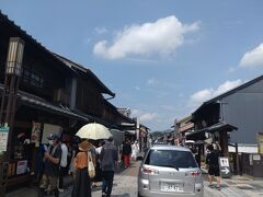 お菓子の城の後は城下町犬山に行きました。城下町犬山はもともとあった町を犬山城の創建に伴い整備して作られたた城下町です。見どころは殿様お姫様気分で楽しめるお笑い人力車・古い町屋などがあります。（犬山観光情報参照）犬山は戦火を免れていため城も城下町も、総構えと呼ばれる城郭構造の町割りがそのまま残り、風情が残っています。特に犬山城下町は散策しながらおいしいものを食べてほしい事から串物グルメが知られています。城下町名物の、手作り五平餅、お団子などを片手にタイムスリップ気分を味わってみるのはいかがでしょうか。（AichiNow参照）