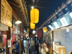 城下町で最初は昭和横丁に行きました。昭和横丁は犬山の串グルメをはじめ、お酒とマッチするグルメを扱った店舗が集合しているスポットです。（こころから参照）「人と人とのコミュニケーション」をテーマにしています。建物の中の奥行き80mの横丁に15店舗が軒を連ねており、一番奥には休憩所が設置されています。もちろん入場無料です！（旅ぐるたび参照）レトロな雰囲気が漂って、楽しくなりました！