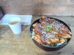 お腹が空いたので、車山蔵に行きました。車山蔵は味噌カツ丼の専門店で、店内は靴を脱いで入るスタイルのお店です。お座敷で和風な感じです。また、犬山駅からも徒歩10分程度で着いちゃうのもポイントです。（ぷらりぽっち参照）車山蔵の営業時間は11：00～14：00・17：00～22：00、定休日は不定休となっています。（クックドア参照）メニューの中から味噌カツ丼にしました。味噌とカツの相性が良くて、食欲をそそりました！