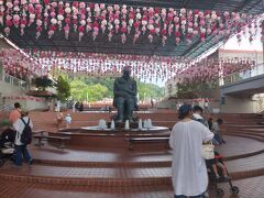 犬山城からバスを使って、野外博物館リトルワールドに行きました。野外博物館リトルワールドは世界各国の暮らしや文化についてわかりやすく紹介し、体験できる野外民族博物館であります。野外には2.5kmの周遊路にわたって23ヶ国32の建物を移築・復元し、様々な国の生活を紹介しております。それぞれの家屋で世界のグルメを味わったり、民族衣装を試着などの体験する事で一日世界旅行を楽しめるのがポイントです。（名古屋コンセルジュ参照）本物の伝統建築物を世界中から買い付けて展示しており、伝統建築物の件数では日本有数となっています。（Wikipedia参照）