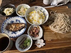 お昼ご飯は「すさかべ庵」というお蕎麦やさんへ。茶室みたいな小さいお座敷に通されました。