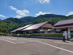 出雲大社から1時間ちょっとで石見銀山の世界遺産センターへ到着。

※これから石見銀山へ行こうと思っている方ご注意ください。

私たちはここから歩いて銀山へ行けるものとばかり思っていましたが、何と銀山へは大森の街へ車もしくはバスで行きそこから徒歩45分です。
車で行くならその駐車場も早めに満車になるみたいなので、午後から行くのは無理かも。

世界遺産保護のために車両の通行はしていないので徒歩、もしくはレンタル自転車などしかないそうです。

ここまでわざわざ来たのにこの猛暑の中、いいお歳の父母が歩く事は不可能だし、何より自分たちも無理！！というわけで、元の道を戻って銀山の後に行こうとしていた場所へ移動( ;∀;)