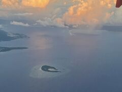 「そろそろクロワッサンの形の島が見えてこない？」
「あったー！ほんとクロワッサンみたい！」

私より旅をしているピースケも沖縄は初めて
夕陽が沈んでしまった頃、那覇に到着～
空港を出たのが19:30 急いでホテルにチェックイン！
