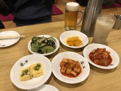 これまた別日、夫とサヨナラ新大久保飲み会を開催しました。
人気の韓国料理屋さん梁の家へ。
お通しだけでも素敵。