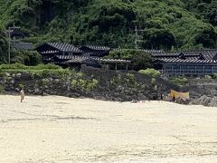 送陽邸とか、家根の石が特徴的ですね。

ここはガイドさんの友人の親が経営してるらしい？
ここからウミガメも夜見れるとか。