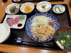 宿でゆっくりしてから夕飯です。
いただきまーす！
移動＆シュノーケリングでお腹ペコペコです。