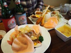 こちら、滋賀県のJR石山駅前にあるインドネシア料理店。Cafe & Restaurant Rindu Baliさん。
店内もアジアンカフェ風でおしゃれ。
ガドガドとプレートを頼んでみました。
こういう店が帰り道にあったら、ガドガドをつまみにビンタンで一杯ひっかけて帰れるのに。