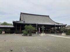 街並を散策していると、えらく大きなお寺がありました。

大通寺です。
江戸時代初期の建立で、真宗大谷派（東本願寺）の別院として知られているようです。
地元の人々からは「御坊さん」と呼ばれ、親しまれているお寺のようです。