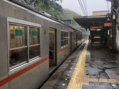 9時15分、須磨浦公園駅に到着。雨が本降りになってしまった。